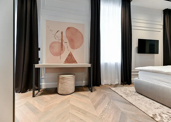 Three Pearls Deluxe Rooms & Studios