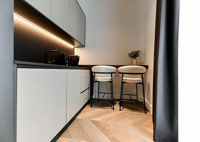 Three Pearls Deluxe Rooms & Studios
