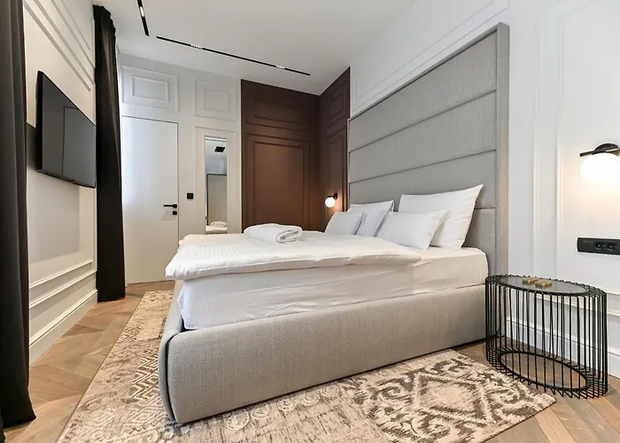 Three Pearls Deluxe Rooms & Studios