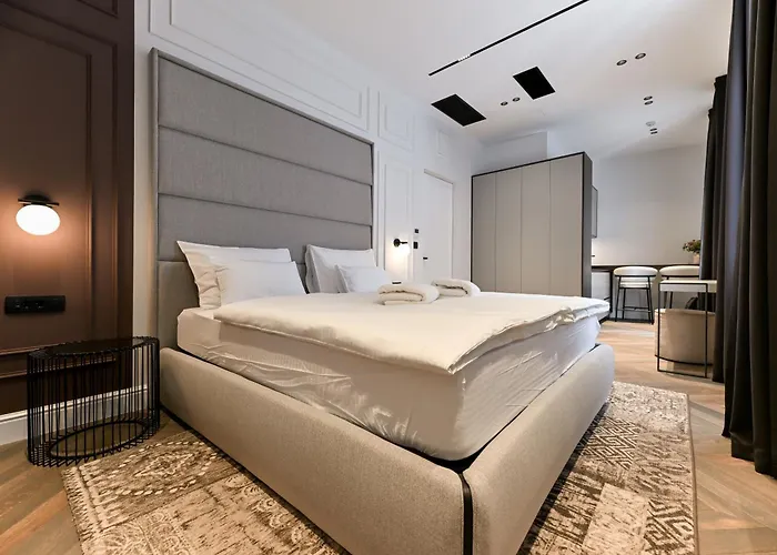 Three Pearls Deluxe Rooms & Studios
