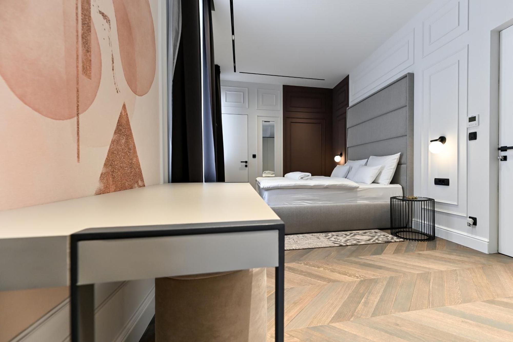 Three Pearls Deluxe & Apartment *