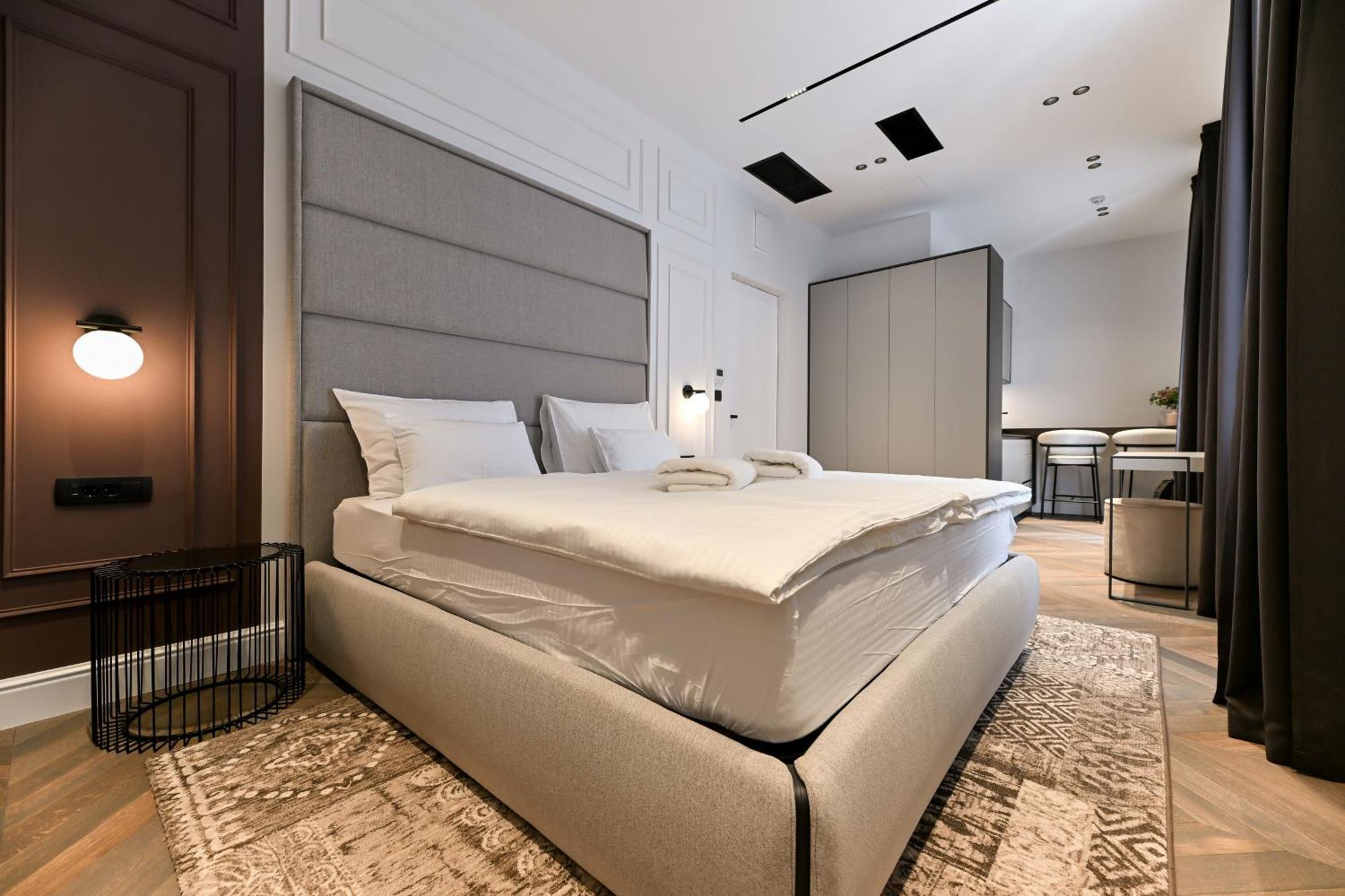 Three Pearls Deluxe & Apartment