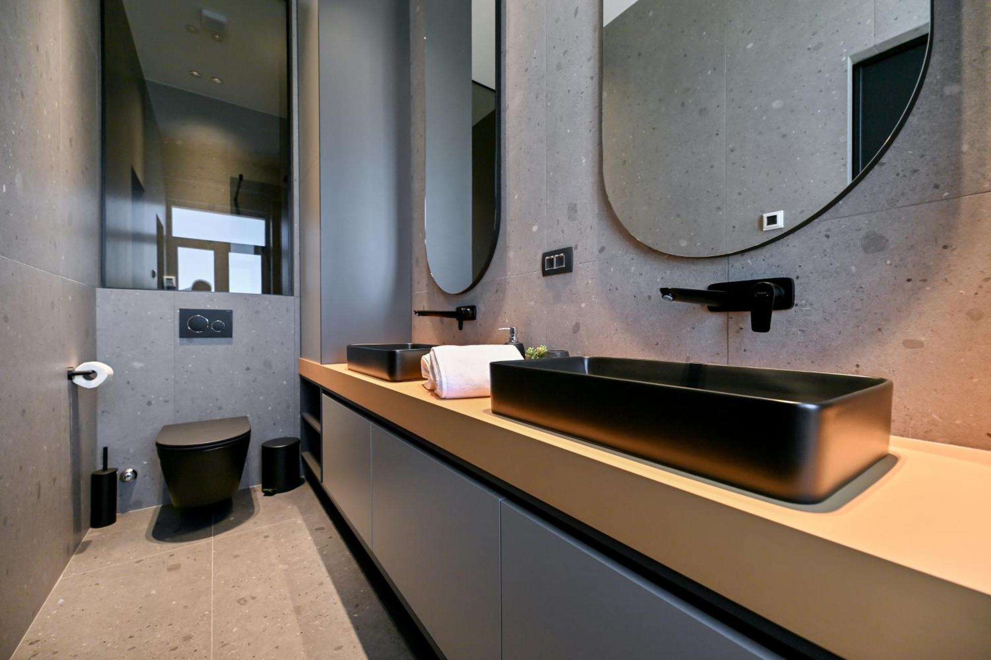 Three Pearls Deluxe & Apartment