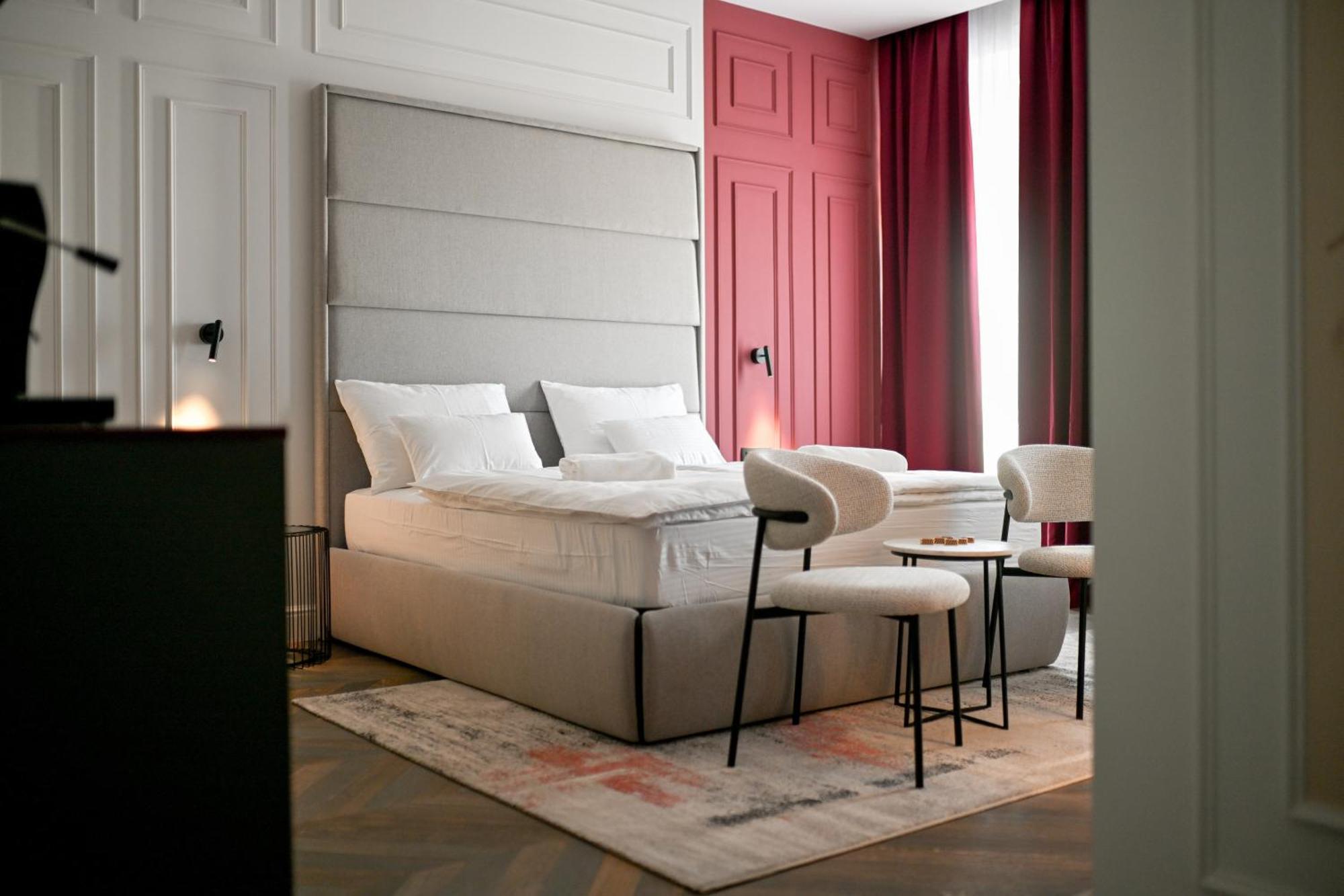 Three Pearls Deluxe & Apartment