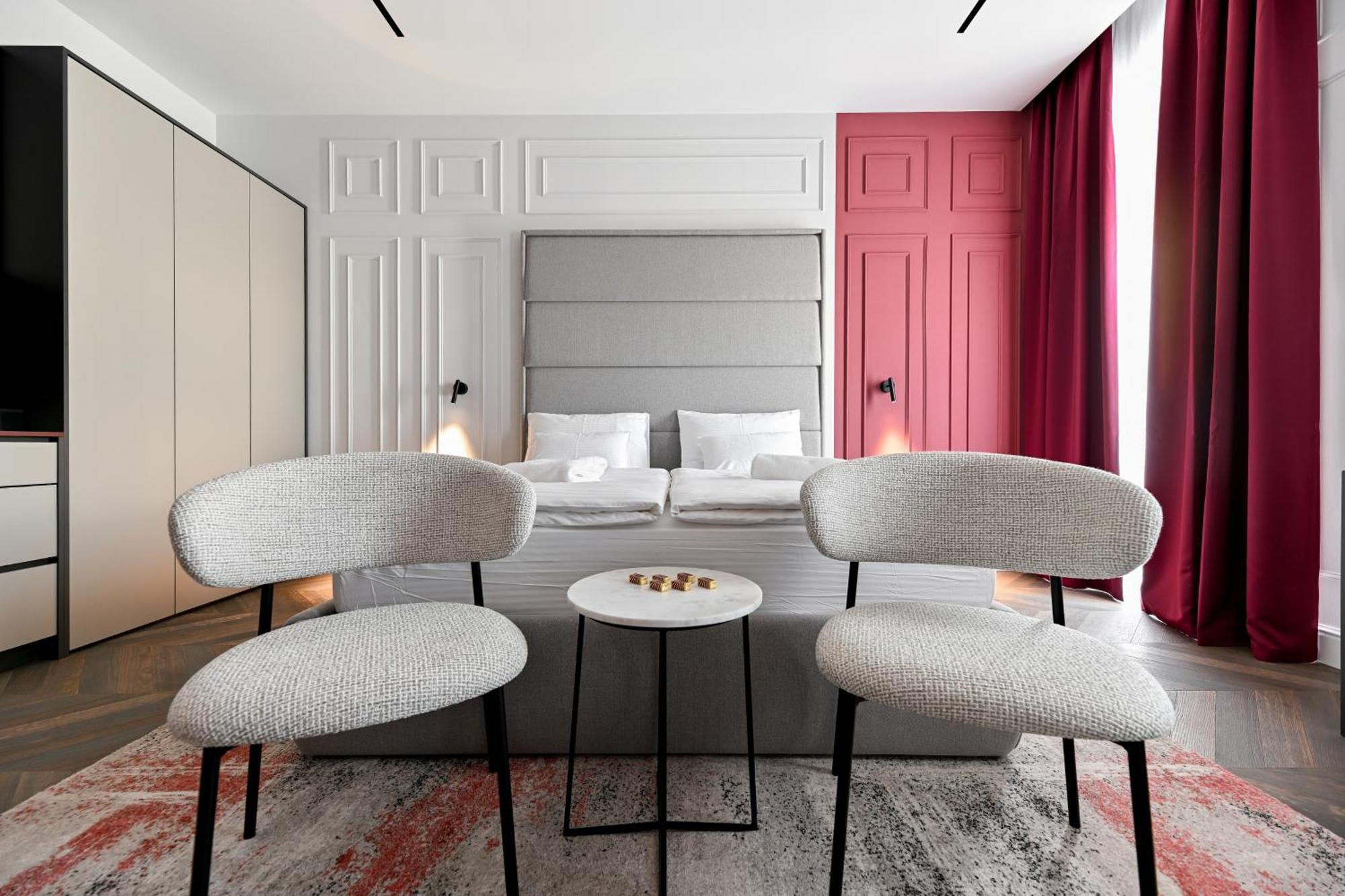 Three Pearls Deluxe & Apartment *